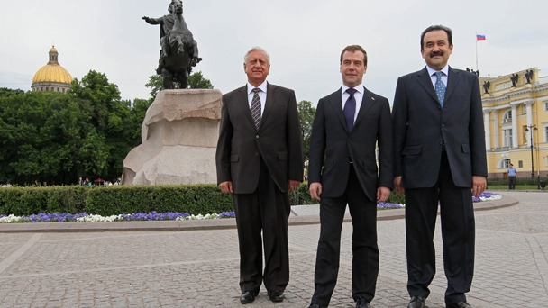 По окончании пресс-конференции главы правительств трёх государств прогулялись по Сенатской площади