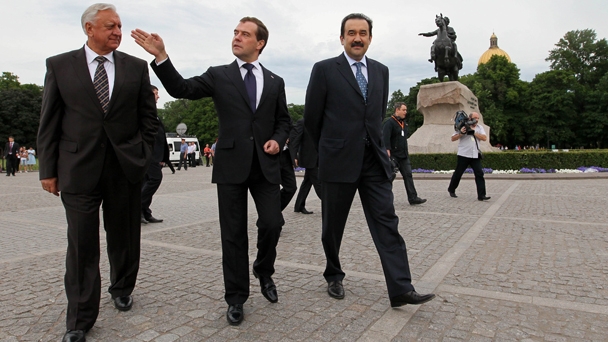По окончании пресс-конференции главы правительств трёх государств прогулялись по Сенатской площади