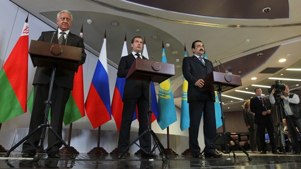 Prime Minister Dmitry Medvedev, Belarusian Prime Minister Mikhail Myasnikovich and Kazakh Prime Minister Karim Massimov at the joint news conference
