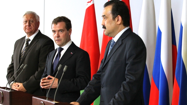 Prime Minister Dmitry Medvedev, Belarusian Prime Minister Mikhail Myasnikovich and Kazakh Prime Minister Karim Massimov at the joint news conference