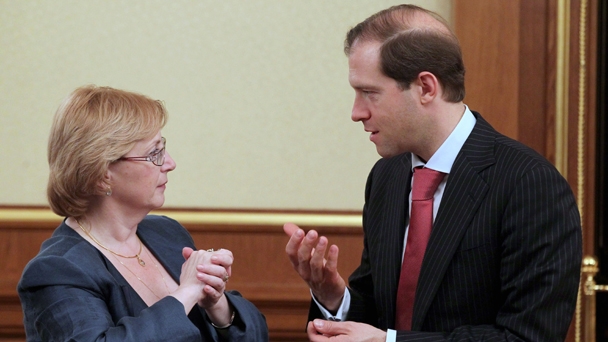 Minister of Healthcare Veronika Skvortsova and Minister of Industry and Trade Denis Manturov before a meeting of the Government Commission on Budgetary Planning