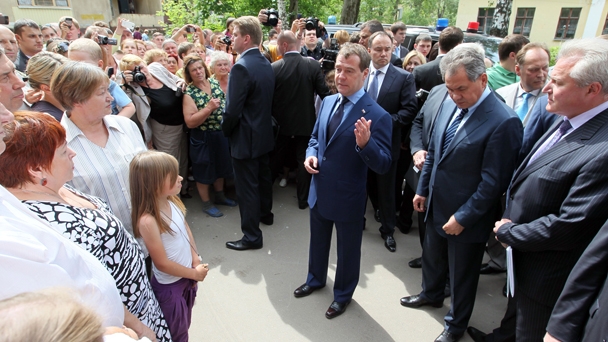 После совещания Председатель Правительства Российской Федерации Д.А.Медведев пообщался с жителями военного городка Петровское