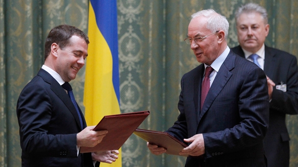 Prime Minister Dmitry Medvedev and Ukrainian Prime Minister Mykola Azarov signing the protocol of the meeting of the Economic Cooperation Committee of the Russian-Ukrainian Interstate Commission