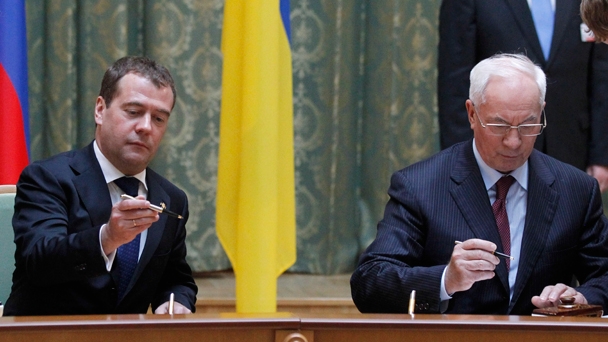 Prime Minister Dmitry Medvedev and Ukrainian Prime Minister Mykola Azarov signing the protocol of the meeting of the Economic Cooperation Committee of the Russian-Ukrainian Interstate Commission