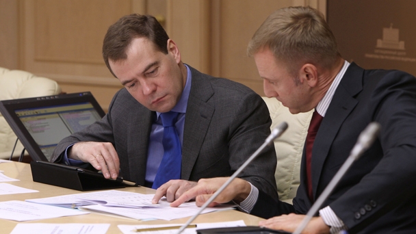 Председатель Правительства Российской Федерации Д.А.Медведев и министр образования и науки Российской Федерации Д.В.Ливанов