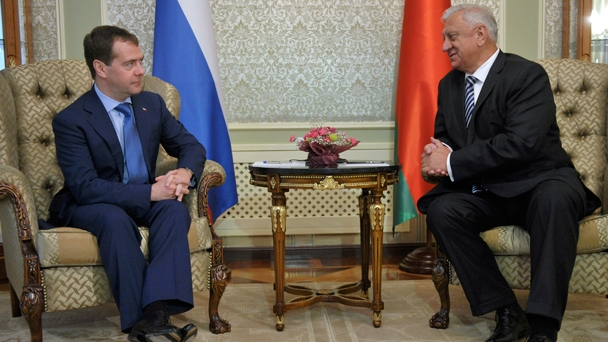 Prime Minister Dmitry Medvedev speaks with his Belarusian counterpart Mikhail Myasnikovich