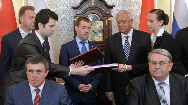 Signing of documents  in the presence of the prime ministers of Russia and Belarus upon completion of bilateral talks