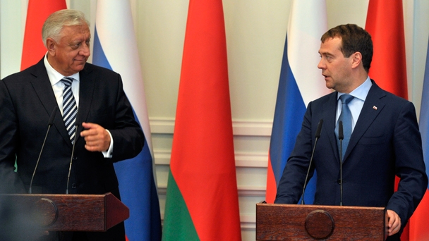 Prime Minister Dmitry Medvedev and Belarusian Prime Minister Mikhail Myasnikovich hold a joint news conference
