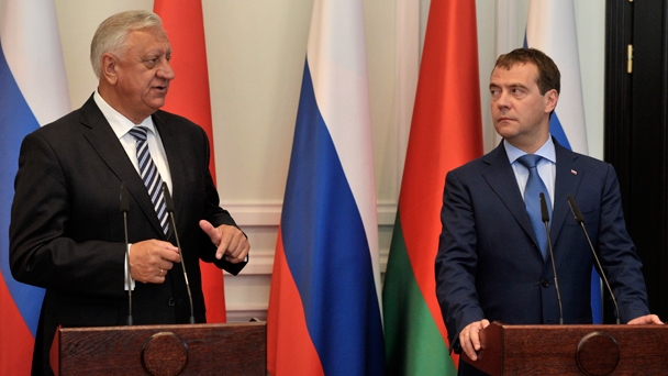 Prime Minister Dmitry Medvedev and Belarusian Prime Minister Mikhail Myasnikovich hold a joint news conference