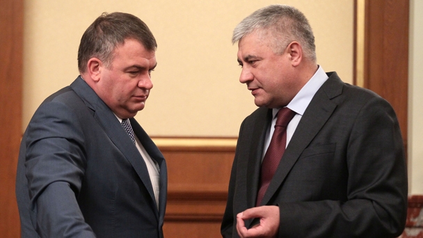 Defence Minister Anatoly Serdyukov and Minister of the Interior Vladimir Kolokoltsev before a meeting of the Government of the Russian Federation