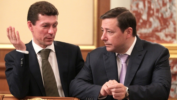 Minister of Labour and Social Protection Maxim Topilin and Presidential Plenipotentiary Envoy to the North Caucasus Federal District Alexander Khloponin before a meeting of the Government of the Russian Federation