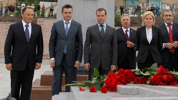 Prime Minister Dmitry Medvedev lays flowers at the grave of East Siberia Governor General Count Nikolai Muravyov-Amursky