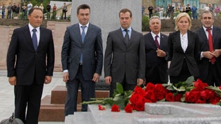Председатель Правительства Российской Федерации Д.А.Медведев возложил цветы к месту захоронения генерал-губернатора Восточной Сибири Н.Н.Муравьева-Амурского