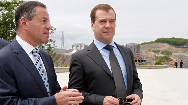 Prime Minister Dmitry Medvedev and director general of the Housing Development Foundation Alexander Braverman