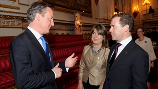Председатель Правительства Российской Федерации Д.А.Медведев побеседовал с Премьер-министром Великобритании Дэвидом Кэмероном на приёме, который устроила Королева Великобритании Елизавета II в честь открытия Олимпийских игр