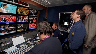 Председатель Правительства Российской Федерации Д.А.Медведев осмотрел российскую передвижную телевизионную станцию, проходящую тестирование на Олимпиаде в Лондоне