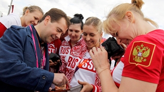 Председатель Правительства Российской Федерации Д.А.Медведев посетил Олимпийскую деревню, где пообщался с российскими спортсменами