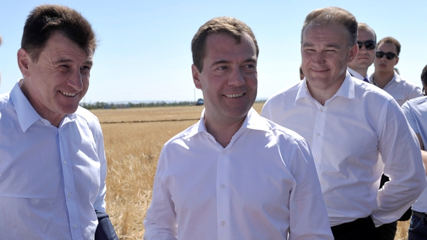 Dmitry Medvedev inspects barley harvesting work during his visit to the village of Ilovlya