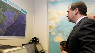 Председатель Правительства Российской Федерации Д.А.Медведев посетил Межрегиональный центр сбора, обработки и передачи мониторинговой и прогнозной информации о сейсмических событиях Дальнего Востока и цунами