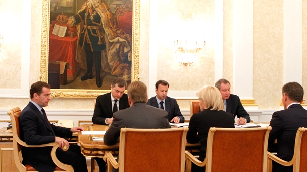 Председатель Правительства Российской Федерации Д.А.Медведев провёл совещание со своими заместителями по вопросам, связанным с трагическими событиями в Краснодарском крае и на Украине