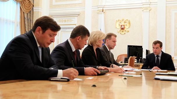 Председатель Правительства Российской Федерации Д.А.Медведев провёл совещание со своими заместителями по вопросам, связанным с трагическими событиями в Краснодарском крае и на Украине