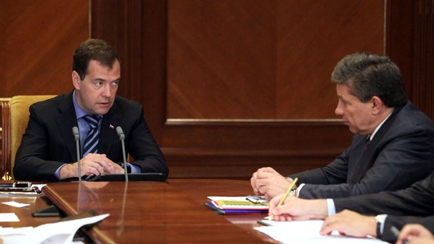 Председатель Правительства Российской Федерации Д.А.Медведев и руководитель Федерального космического агентства В.А.Поповкин