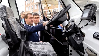 Председатель Правительства Российской Федерации Д.А.Медведев осмотрел образцы сельскохозяйственной техники