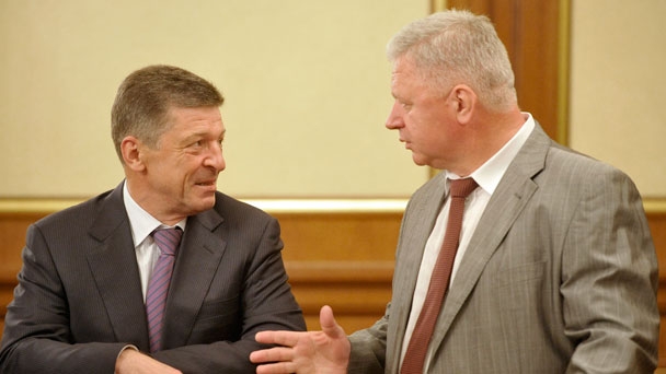 Deputy Prime Minister Dmitry Kozak and Chairman of the Federation of Independent Trade Unions Mikhail Shmakov before the government meeting