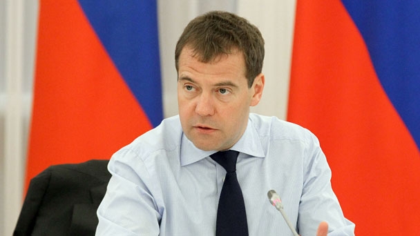 Prime Minister Dmitry Medvedev and experts discussing the budget policy guidelines for 2013 and the planning period of 2014-2015