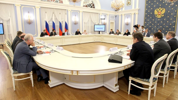 Prime Minister Dmitry Medvedev and experts discussing the budget policy guidelines for 2013 and the planning period of 2014-2015