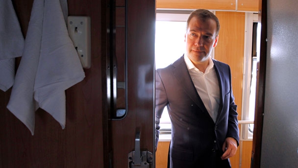 Председатель Правительства Российской Федерации Д.А.Медведев посетил эксплуатационное локомотивное депо и ознакомился с работой «медицинского поезда»