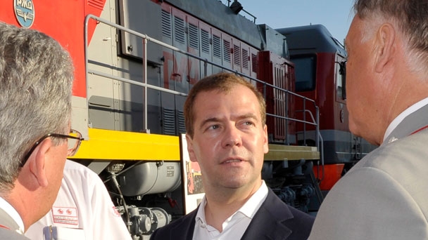 Prime Minister Dmitry Medvedev visits the locomotive sheds in Omsk and learns about the operation of a “medical train”
