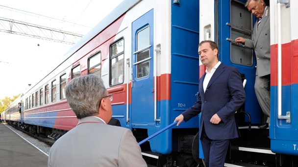 Prime Minister Dmitry Medvedev visits the locomotive sheds in Omsk and learns about the operation of a “medical train”