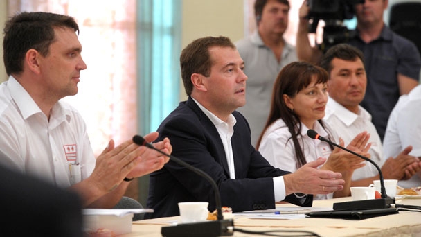 Председатель Правительства Российской Федерации Д.А.Медведев побеседовал с работниками железнодорожного транспорта