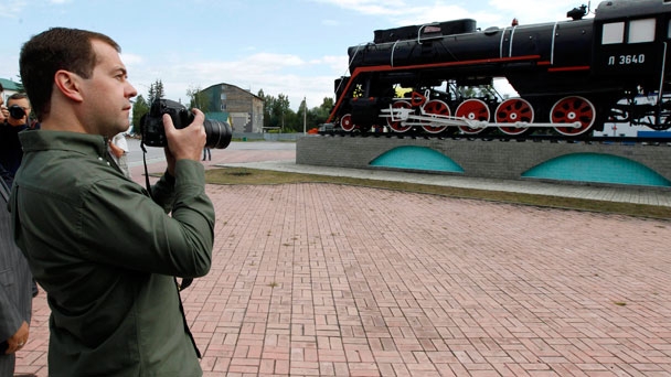 Prime Minister Dmitry Medvedev inspects Topki railway station