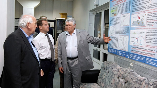 Prime Minister Dmitry Medvedev, director of the the G.I.Budker Nuclear Physics Institute of the Russian Academy of Sciences’ Siberian Branch, Gennady Kulipanov, chairman of the Russian Academy of Sciences’ Siberian Branch, Dr Alexander Aseyev