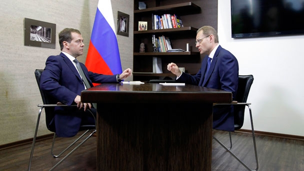 Prime Minister Dmitry Medvedev holds a working meeting with Novosibirsk Region Governor Vasily Yurchenko at the Centre for Technological Support of the Novosibirsk Science Campus industrial park