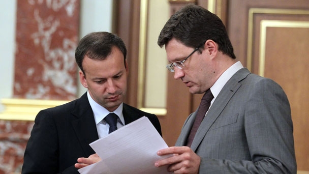 Deputy Prime Minister Arkady Dvorkovich and Minister of Energy Alexander Novak before the government meeting