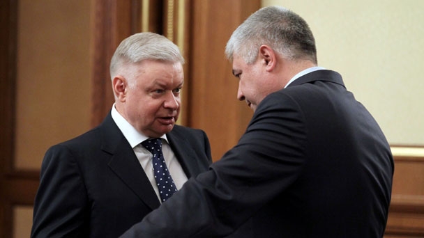 Director of the Federal Migration Service Konstantin Romodanovsky and Minister of the Interior Vladimir Kolokoltsev before the government meeting