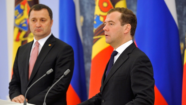 Prime Minister Dmitry Medvedev and Prime Minister Vladimir Filat of Moldova holding a joint news conference