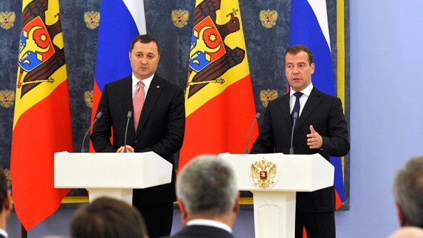 Prime Minister Dmitry Medvedev and Prime Minister Vladimir Filat of Moldova holding a joint news conference