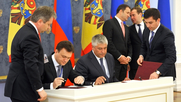Dmitry Medvedev and Vladimir Filat at the signing of Russian-Moldovan bilateral agreements
