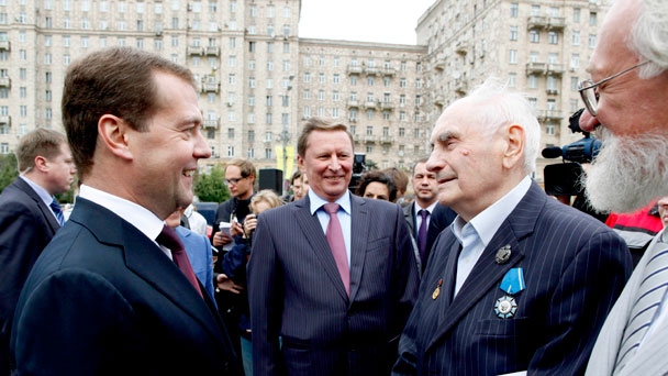 Prime Minister Dmitry Medvedev at the opening ceremony of the Arch of Triumph