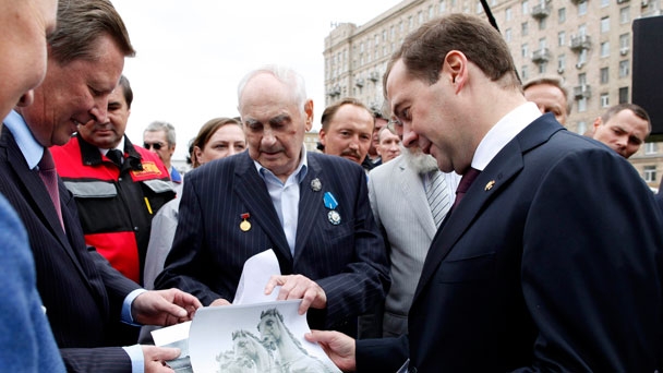 Председатель Правительства Д.А.Медведев принял участие в церемонии открытия Триумфальной арки в Москве