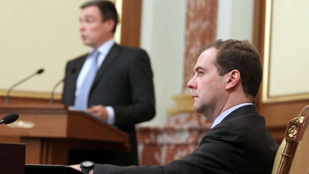 Prime Minister Dmitry Medvedev and Deputy Minister of Economic Development Oleg Savelyev at government meeting