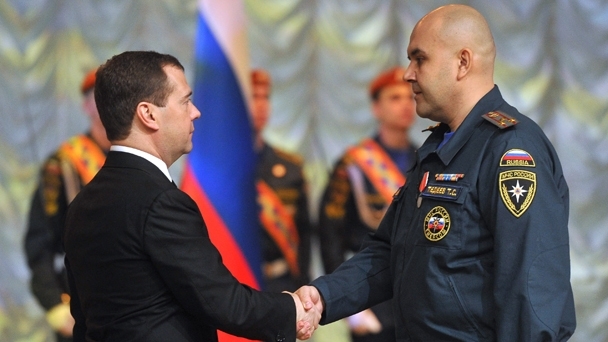Prime Minister Dmitry Medvedev presents the Suvorov Medal to Timur Tedeyev, Head of the Crisis Control Centre at the Far Eastern Regional Centre of the Ministry of Civil Defence, Emergencies and Disaster Relief