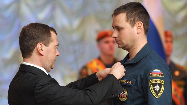 Prime Minister Dmitry Medvedev presents the medal For Courage to Alexei Duras, rescue diver at the Northwestern Regional Search and Rescue Team, Ministry of Civil Defence, Emergencies and Disaster Relief