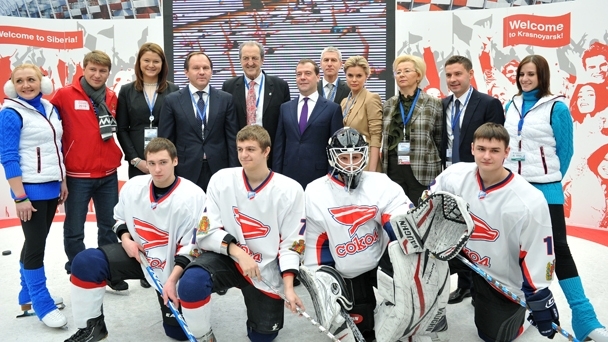 Председатель Правительства Дмитрий Медведев с хоккеистами команды «Сокол» перед началом пленарного заседания Х Красноярского экономического форума