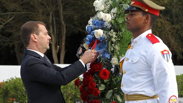 Dmitry Medvedev lays a wreath at the memorial to Soviet soldiers