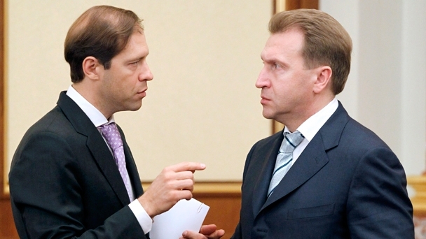 Первый заместитель Председателя Правительства Игорь Шувалов и Министр промышленности и торговли Денис Мантуров